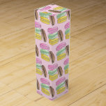 Macaron French Pastry Cookies Macarons Patisserie Weinbox<br><div class="desc">Das Design bietet eine originale, nahrungsmittelbezogene Marker-Abbildung eines Stapels von rosa, gelb, grün und braun Makaronen. Als beliebter Keks in französischen Bäckereien und Pasteten werden Macaron-Muscheln aus Meringue, Mandelmehl, Eiszucker zubereitet, dann gebacken und mit einer Vielzahl von Füllungen wie Marmeladen, Buttercremes und Schokoladengängen gebacken. Ideal für Bäcker, Feinschmecker, Konditorei, Fan...</div>