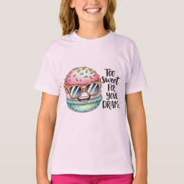 Macaron in Dark Glasses, von Natasha Us T-Shirt