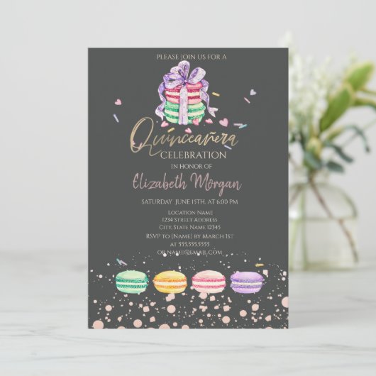 Macarons Confetti Dots Quinceañera Einladung (Stehend Vorderseite)