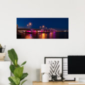 MacArthur Causeway am Abend - Poster (Heimbüro)