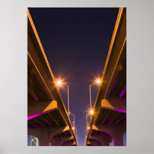 MacArthur Causeway von unten bei Dämmerung gesehen Poster