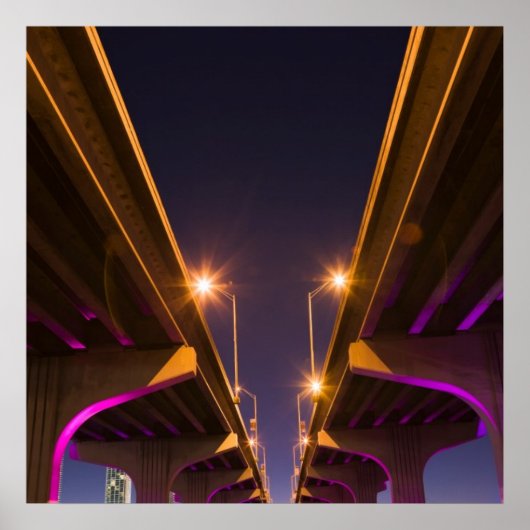 MacArthur Causeway von unten bei Dämmerung gesehen Poster (Vorne)