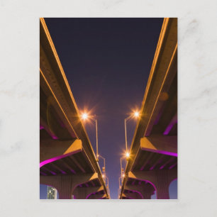 MacArthur Causeway von unten bei Dämmerung gesehen Postkarte