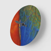 Macaw Feathers Runde Wanduhr (Winkel)