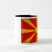 Macedonia-Flaggen-Tasse Zweifarbige Tasse (Mittel)
