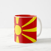 Macedonia-Flaggen-Tasse Zweifarbige Tasse (VorderseiteRechts)