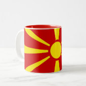 Macedonia-Flaggen-Tasse Zweifarbige Tasse (Vorderseite Links)
