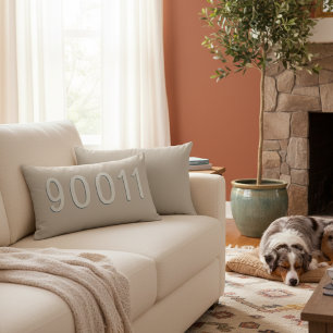 Mach Dein eigenes creme-beiges Home Zip Code Kisse Lendenkissen