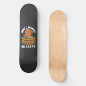 Mach dir keine Sorgen, dass du Cappy bist Skateboard (Vorderseite)