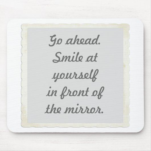 Mach weiter. Lächeln Sie sich vor dem Spiegel an Mousepad (Vorne)