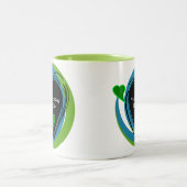 Mache jeden Tag zum Tag der Erde Zweifarbige Tasse (Mittel)