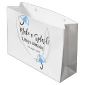 Machen Sie einen strahlend blauen Schirm Sommerbec Große Geschenktüte (Rückseite Schrägansicht)