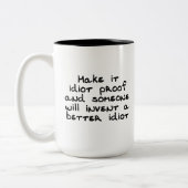 Machen Sie es Idiotbeweis und jemand erfindet… Zweifarbige Tasse (Links)