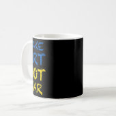 Machen Sie Kunst statt Kriegsfarben Flag Ukraine Kaffeetasse (Vorderseite Links)