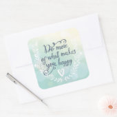 Machen Sie mehr von dem, was Sie glücklich macht Quadratischer Aufkleber (Umschlag)