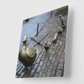 Machen Sie Platz für Ducklings! Quadratische Wanduhr (Winkel)