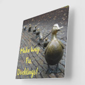 Machen Sie Platz für Ducklings! Quadratische Wanduhr (Winkel)