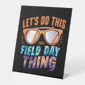 Machen wir diesen Feldtag mit Sonnenbrillen-Lehrer Sockelschild (Vorderseite)