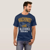 Machinist mit Toleranzfragen Mechaniker T-Shirt (Vorne ganz)