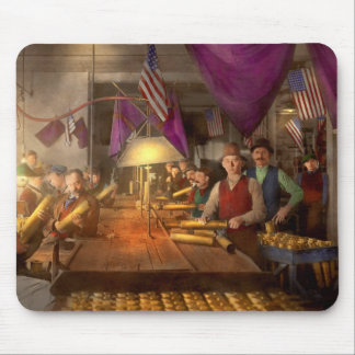Machinist - Mittlerweile in der Bombenfabrik 1912 Mousepad