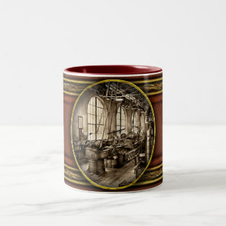 Machinist - Sicherheit zuerst Zweifarbige Tasse