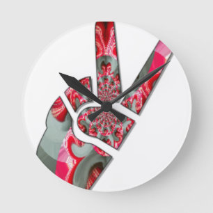 Macht in der Handfläche: Die Zwei-Finger-Geste Runde Wanduhr