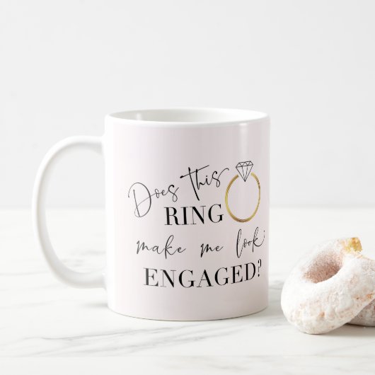 Macht mich dieser Ring Verlobt kalligrafisch ausse Kaffeetasse (Mit Donut)
