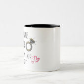 Macht mich dieser Ring zu verlobter Tasse? Zweifarbige Tasse (Mittel)