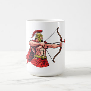 Mächtiger antiker Krieger hält Bogen und Pfeil ber Kaffeetasse