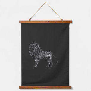 Mächtiges Löwe-Typografie-Design-T-Shirt Wandteppich Mit Holzrahmen