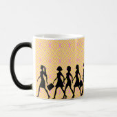 Machtvolle Schritte: Silhouette der Frau laufen Verwandlungstasse (Links)