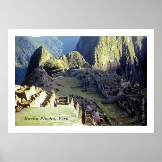 Machu Picchu bei Morgendämmerung Poster (Vorne)
