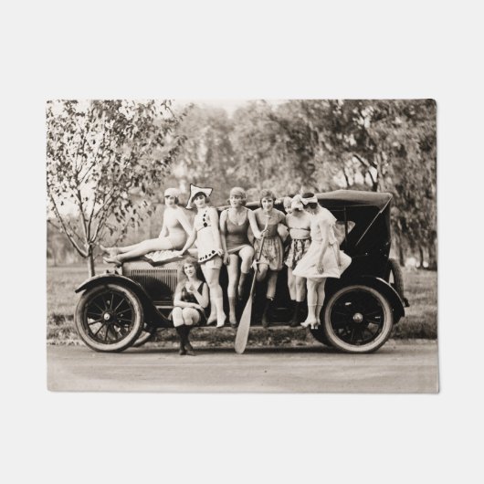 Mack Sennett Mädchen, die auf Vintagem Automobil Fußmatte (Vorderseite)