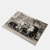 Mack Sennett Mädchen, die auf Vintagem Automobil Fußmatte (Schrägansicht)