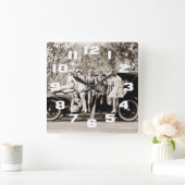 Mack Sennett Mädchen, welche die Quadratische Wanduhr (Zuhause)