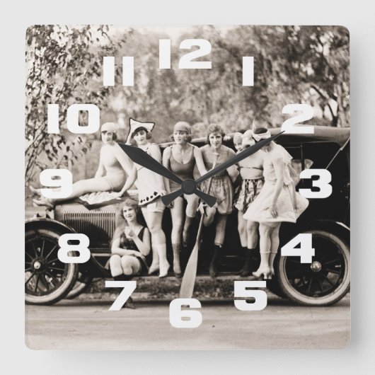 Mack Sennett Mädchen, welche die Quadratische Wanduhr (Vorderseite)