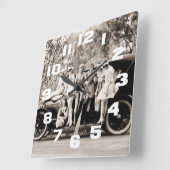 Mack Sennett Mädchen, welche die Quadratische Wanduhr (Winkel)