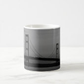 Mackinac Bridge bei der Abendkaffee-Tasse Kaffeetasse (Mittel)