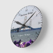 Mackinac Bridge spring St. Ignace clock Runde Wanduhr (Winkel)