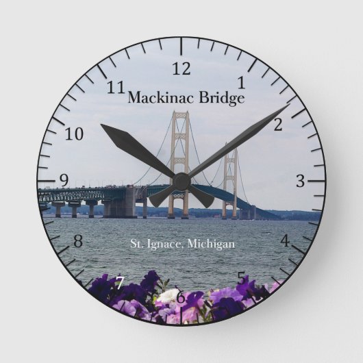 Mackinac Bridge spring St. Ignace clock Runde Wanduhr (Vorderseite)