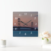 Mackinac-Brücke an der Dämmermauer Quadratische Wanduhr (Zuhause)