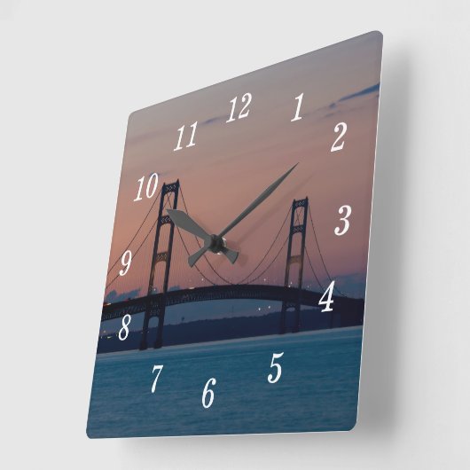 Mackinac-Brücke an der Dämmermauer Quadratische Wanduhr (Winkel)