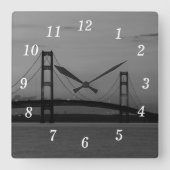 Mackinac-Brücke bei der Dusk-Graustufen-Wall-Uhr Quadratische Wanduhr (Vorderseite)