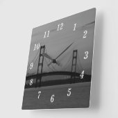 Mackinac-Brücke bei der Dusk-Graustufen-Wall-Uhr Quadratische Wanduhr (Winkel)