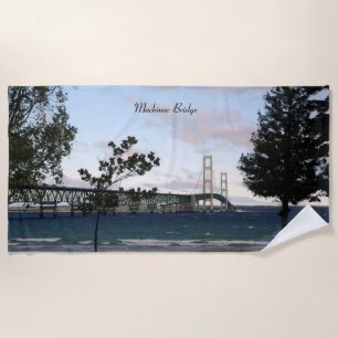 Mackinac-Brücke mit Baumbestand Badetuch