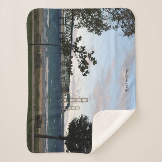 Mackinac-Brücke mit Bäumen Sherpa-Decke Sherpadecke (Vorderseite)