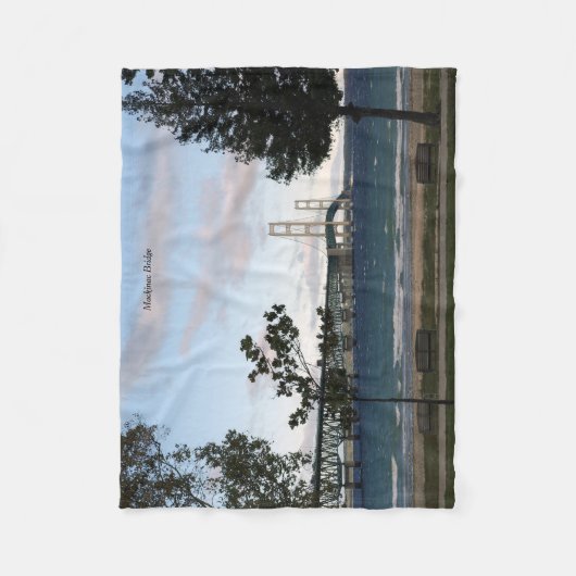 Mackinac-Brücke mit Baumflockendecke Fleecedecke (Vorderseite)