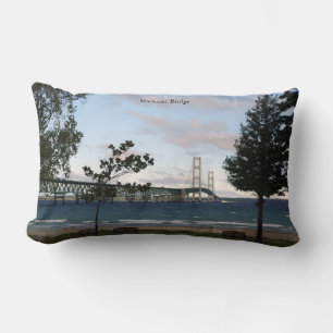 Mackinac-Brücke mit Baumkronenkissen Lendenkissen