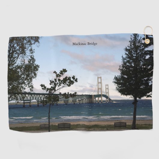 Mackinac-Brücke mit einem Handtuch aus Bäumen (Horizontal)