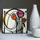 Mackintosh Art Deco Abstrakte Wand-Deco Fliese<br><div class="desc">Diese Keramik-Kachel weist fett geometrische Formen auf, und die Blumenmuster erinnern an den ikonischen Mackintosh-Stil. Er war ein prominenter schottischer Architekt, Designer und Künstler der Jugendstil-Bewegung. Saubere Linien, geometrische Formen und ein starkes Gefühl der Symmetrie prägen seine Arbeit. Diese Elemente sind in unserer Sammlung von Keramiken-Fliesen wunderschön vertreten. Mackintoshs Designs...</div>